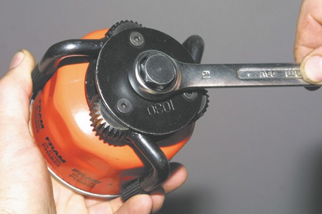 Меняем самостоятельно моторное масло на Шевроле Нива Меняем самостоятельно моторное масло на Шевроле Нива