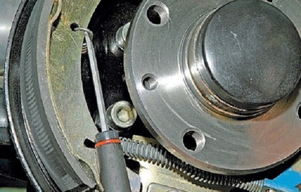 Замена тормозных колодок Лада Ларгус Замена тормозных колодок Лада Ларгус