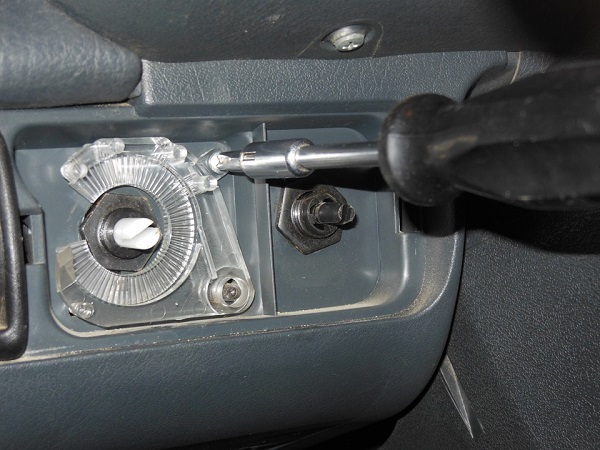 Гидрокорректор фар ВАЗ 2114: устройство и ремонт