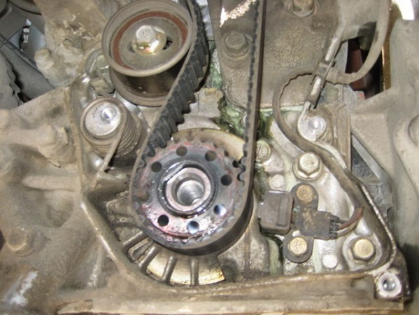 Как самостоятельно поменять ремень ГРМ на Мицубиси Лансер 9