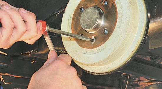 Самостоятельная замена тросика ручного тормоза на автомобиле Chery Amulet