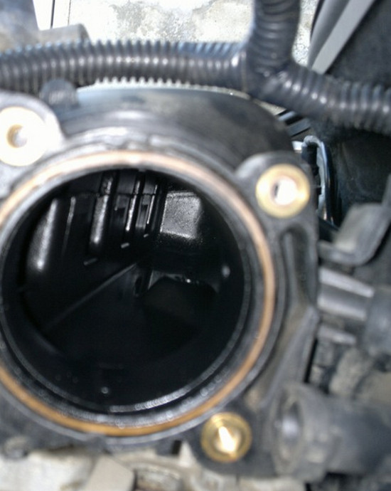 Самостоятельная очистка дроссельного узла на автомобиле Renault Megane Самостоятельная очистка дроссельного узла на автомобиле Renault Megane