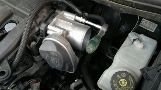 Самостоятельная очистка дроссельного узла на автомобиле Renault Megane Самостоятельная очистка дроссельного узла на автомобиле Renault Megane