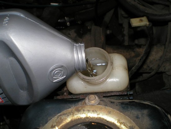 Каким образом и в какое время необходимо позаботиться о замене тормозной жидкости