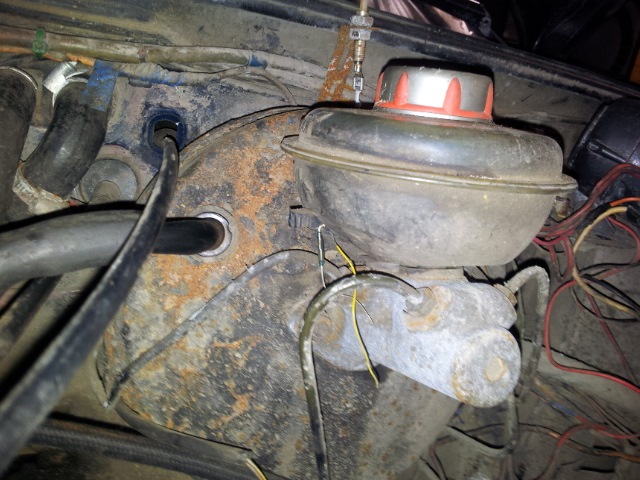 Каким образом и в какое время необходимо позаботиться о замене тормозной жидкости