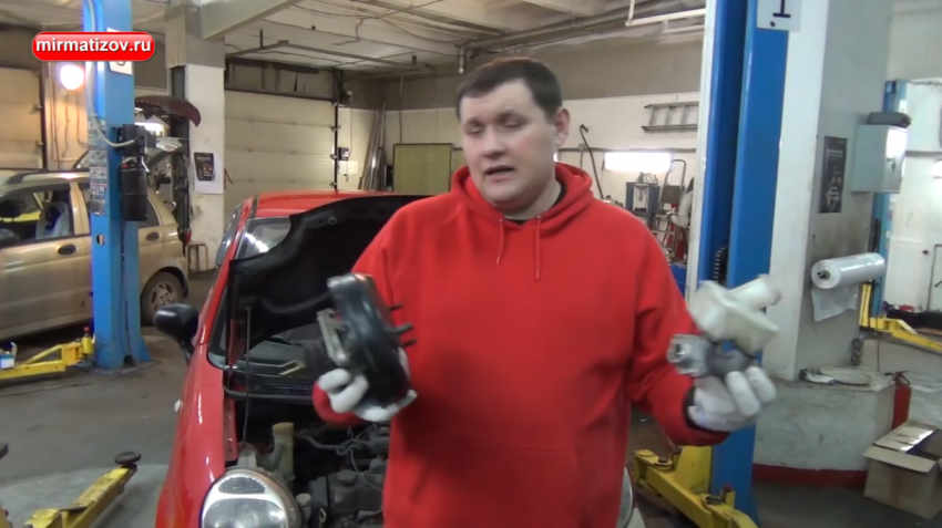 Почему двигатель глохнет при торможении?