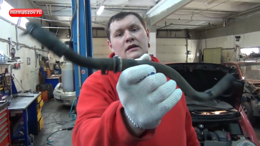 Почему двигатель глохнет при торможении?