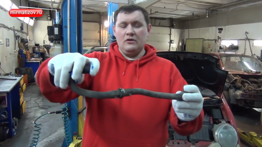 Почему двигатель глохнет при торможении?