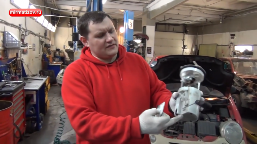 Почему двигатель глохнет при торможении?