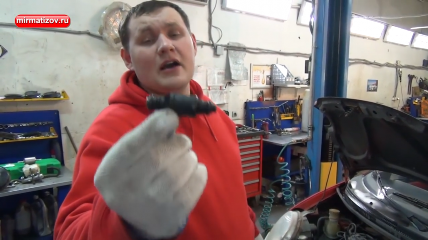 Почему двигатель глохнет при торможении?