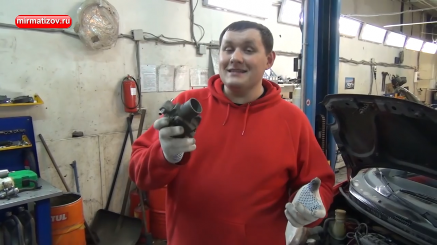 Почему двигатель глохнет при торможении?