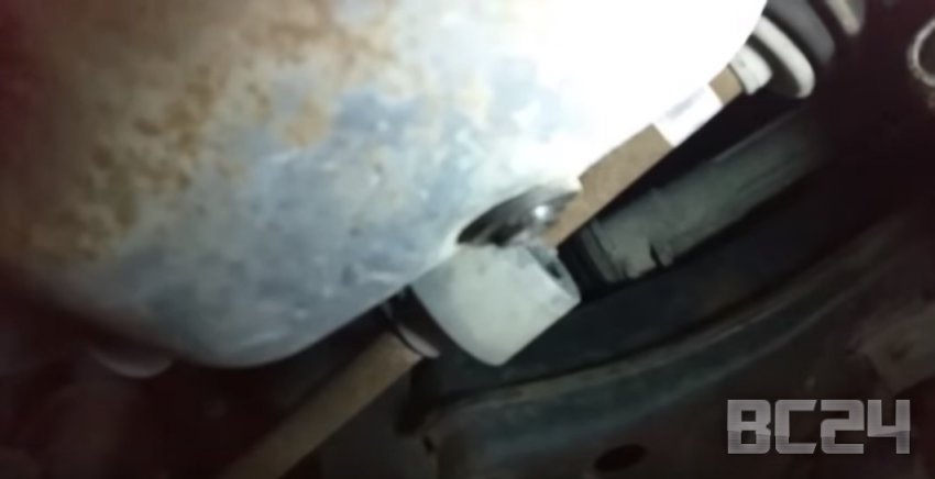 Как правильно менять масло в двигателе - чем промывать?