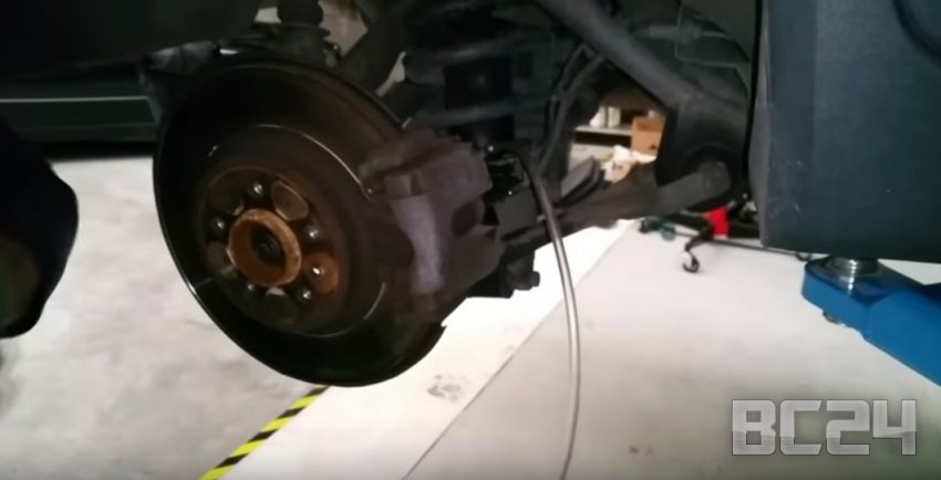 Как поменять тормозную жидкость своими руками с фото и видео