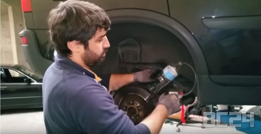 Как поменять тормозную жидкость своими руками с фото и видео