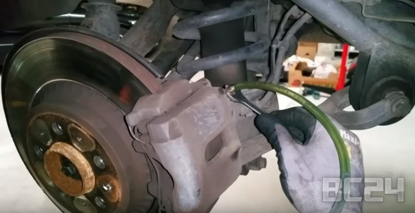 Как поменять тормозную жидкость своими руками с фото и видео