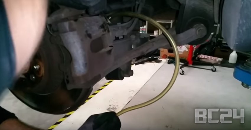 Как поменять тормозную жидкость своими руками с фото и видео