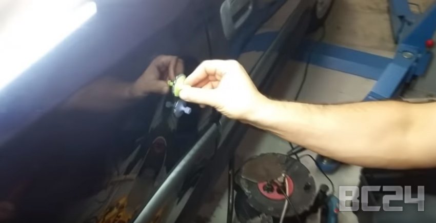 Как убрать большую вмятину без покраски своими руками