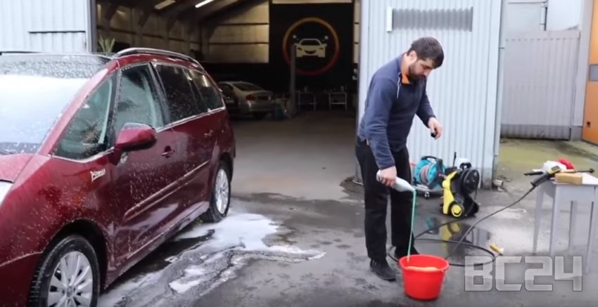 Как правильно мыть машину: отбить грязь, намылить, смыть