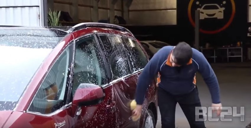 Как правильно мыть машину: отбить грязь, намылить, смыть