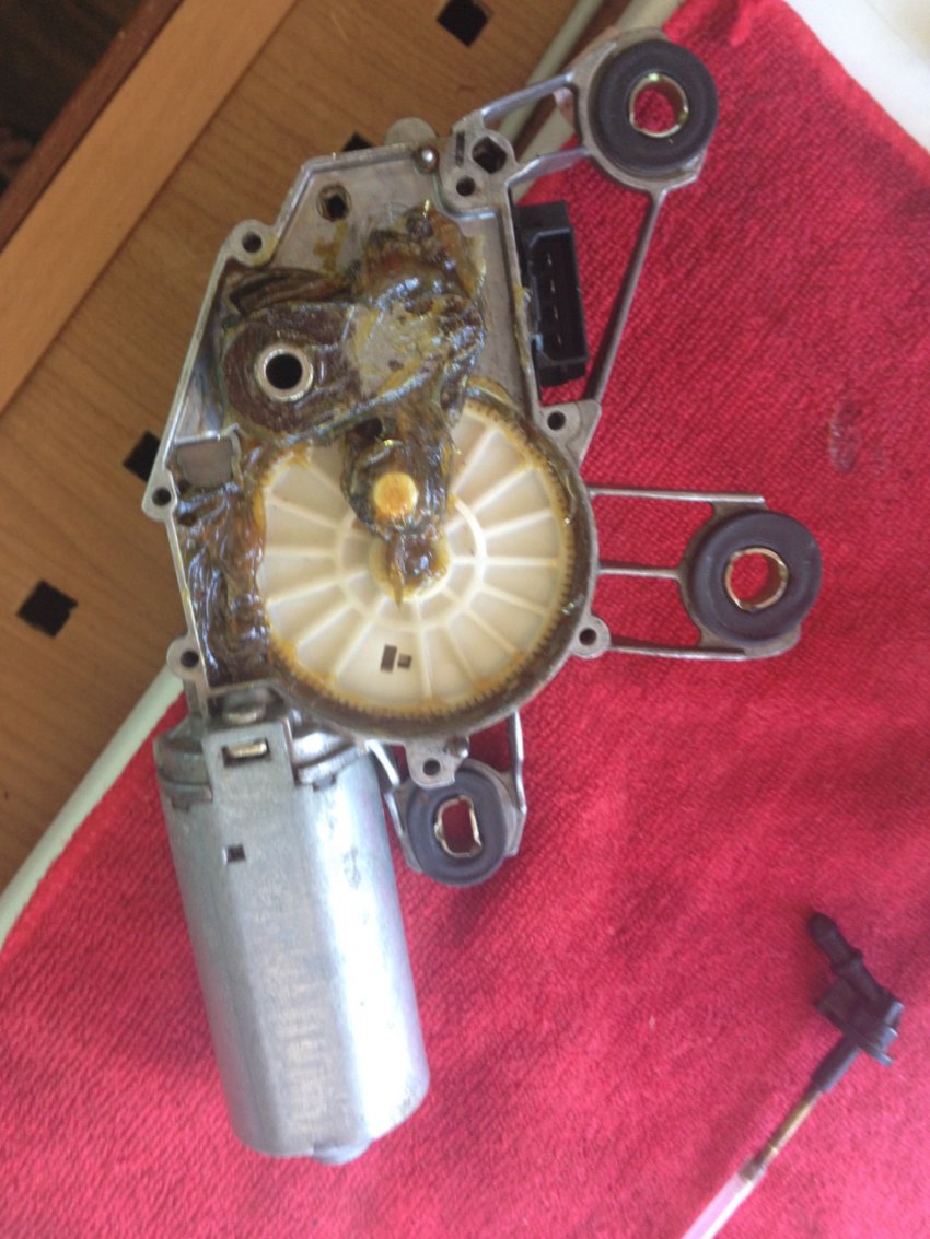 Ремонт заднего дворника на автомобиле Volkswagen Golf 3